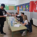 Un elector gavanenc votant aquest matí al CEIP Jacme March