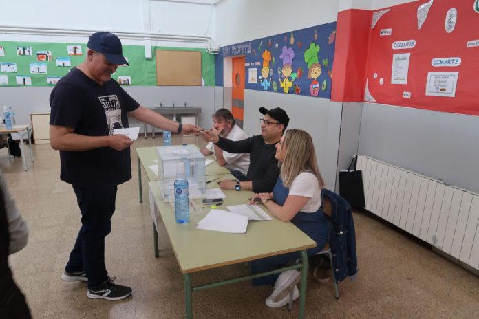 Un elector gavanenc votant aquest matí al CEIP Jacme March participació