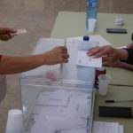 Un elector introduex el seu vot a l’urna aquest matí a Gavà