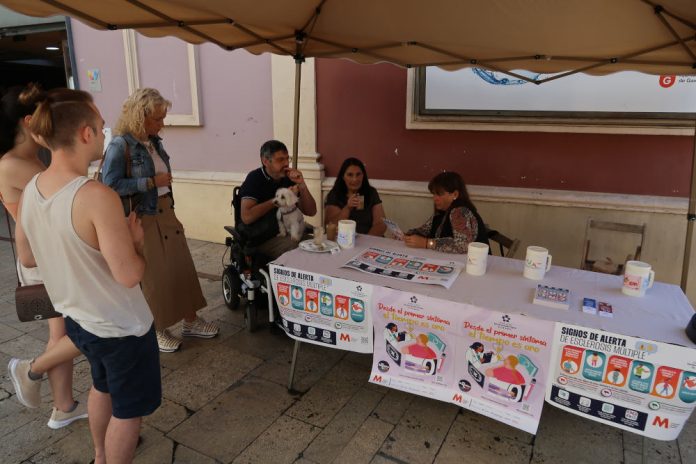 Badia, aquest matí amb Batista i altres membres de l’Associació d’Esclerosi Múltiple del Baix Llobregat múltiple