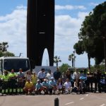 Foto de família de l’alcaldessa amb representants del serveis implicats en el dispositiu especial de la temporada de bany a Gavà