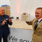 Els dos fundadors de Wolf Group, Jaan Puusaag i Jaanus Paeväli, van segellar la placa inaugural amb poliuretà de la seva pròpia empresa