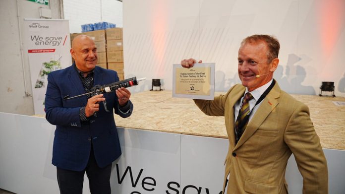 Els dos fundadors de Wolf Group, Jaan Puusaag i Jaanus Paeväli, van segellar la placa inaugural amb poliuretà de la seva pròpia empresa Wolf Group