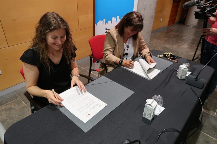 Faura i Badia, tot just en el moment de seignar la renovació del conveni AEPEG
