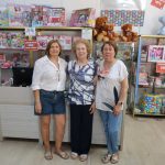 Rodríguez (esquerra) i Magaña (centre) amb Rosi, que ha estat treballant amb elles molts anys a la botiga