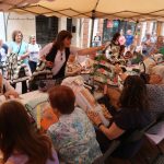 Badia, repartint uns obsequis a las puntaires participants en aquesta trobada