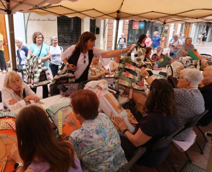 Badia, repartint uns obsequis a las puntaires participants en aquesta trobada trobada de puntaires