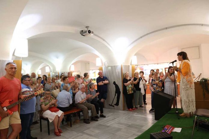 art-no-te-edat-260624 La gent gran exposa les obres per donar inici a la Festa Major
