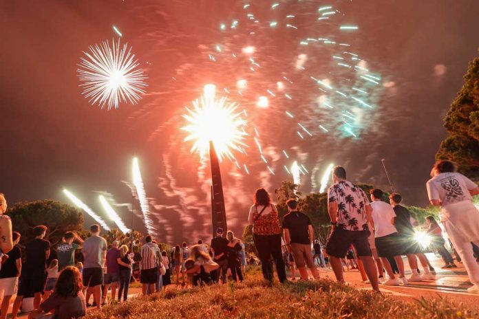 focs-1-290624 Centenars de persones gaudeixen del Castell de Focs a la platja