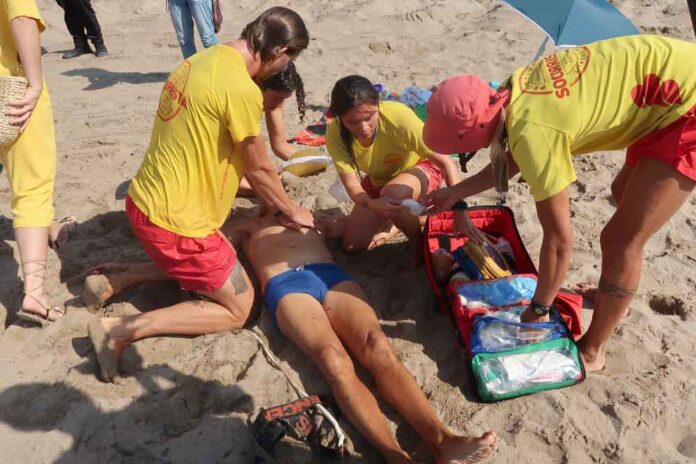 Simulacre de salvament a la platja de Gavà