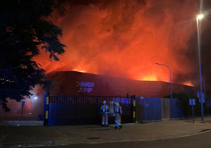Crema una nau industrial a Gavà