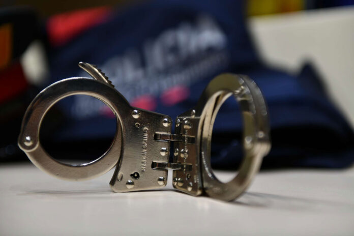 Detingudes cinc persones per un robatori violent