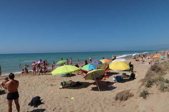 Trasllat de sorra a la platja de Gavà per mitigar els efectes dels temporals