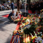 Herrera i Ortega, dipositant l’ofrena floral d’En Comú Podem