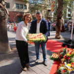 Tort, acompanyat de la regidora Catelijn Kerstens, amb l’ofrena floral del PSC