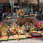 Ofrenes florals al monument dels Màrtirs del Setge de 1714, entre elles les de PSC i ECP