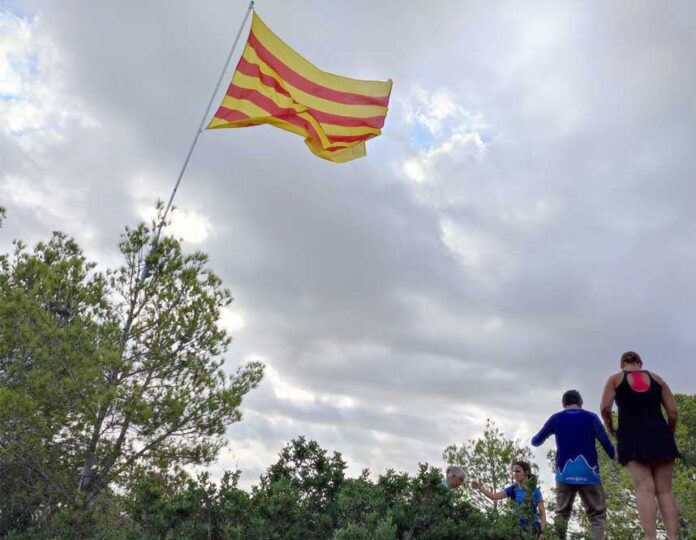 La UME planta la senyera al Calamot per celebrar la Diada