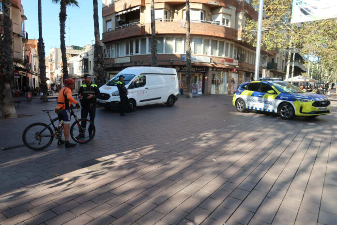 Un policia municipalinforma a un ciclista en el control d'aquest matí a la Rambla bicicletes i vehicles de mobilitat personal