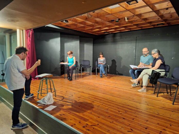 Un moments dels assajos que està fent aquests dies el grup teatral Atenea Marina Ginestà