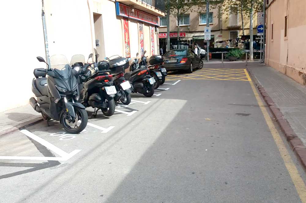 Tancat al trànsit el carrer Artur Costa amb Rambla