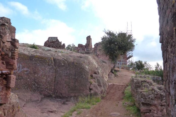 Estudi històric del sistema defensiu del castell