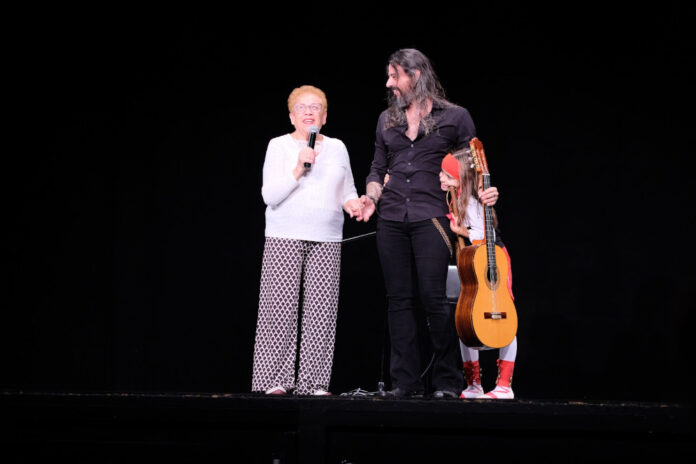 Benjumea, amb un dels artistes que van participar en el 6è Festival de la Diversitat Festival de la Diversitat