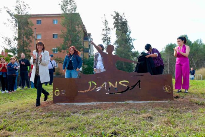 Gavà inaugura una escultura per homenatjar Arnau Galindo
