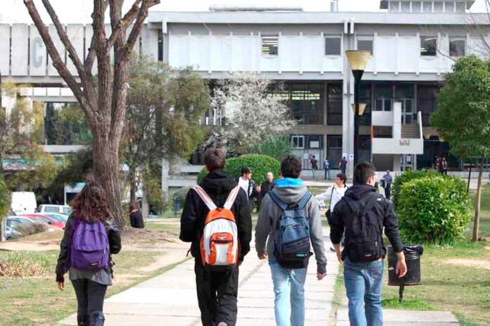 Estudiants demanem un bus directe per anar a la UAB