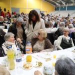 Riba i Badia han volgut saludar personalment als 500 assistents a aquest dinar de la gent gran