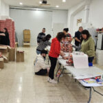 Organitzant els regals de cara al viatge al poble valencià de Calles