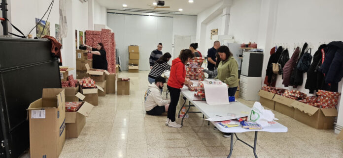 Organitzant els regals de cara al viatge al poble valencià de Calles Calles