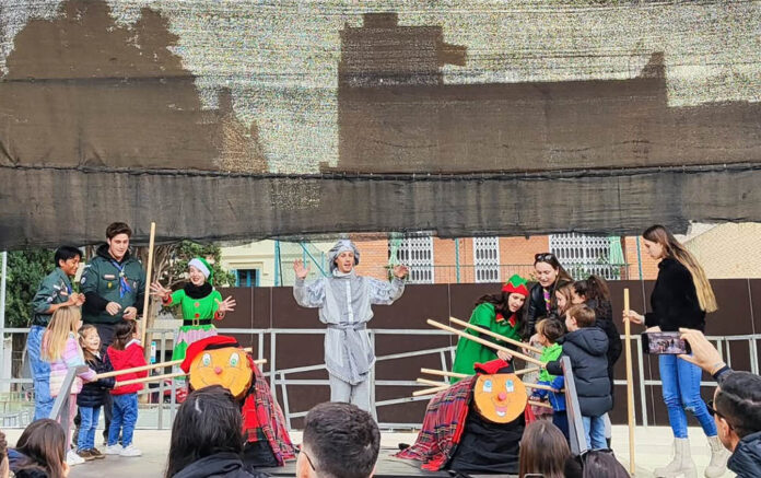 caga tio 231224 El Tió de Nadal caga regals pels infants de Gavà