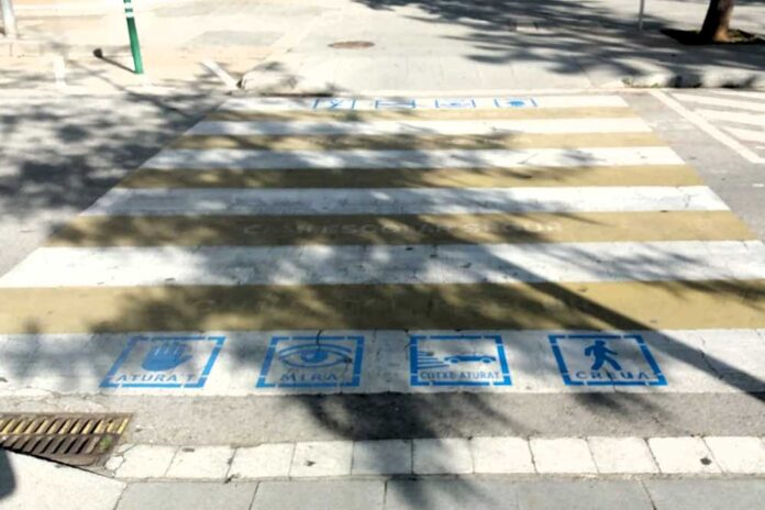 Pictogrames als passos de vianants per visibilitzar la discapacitat