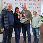 Foto de família de la presentació de l’album a l’alcaldessa aquest matí a l’Ajuntament
