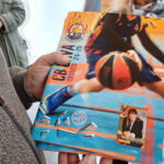 Aquesta és la portada del nou àlbum de cromos del Club Bàsquet Gavà