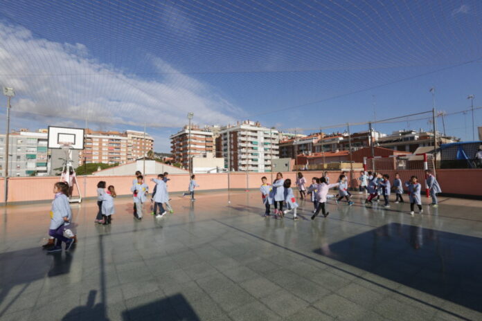 Alumnes del Sagrat Cor, al pati del col·legi ubicat a dalt de l'edifici Sagrat Cor