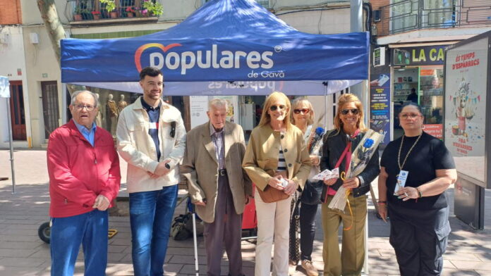 Parés, aquest matí amb altres mmebres del PP gavanenc a la carpa que han muntat a la Rambla Sant Jordi