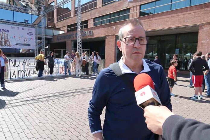 Miquel Roselló, dimecres passat davant la naifestació de la comunitat educativa del Sagrat Cor Sagrat Cor