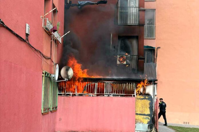 Un incendi calcina un habitatge a Gavà