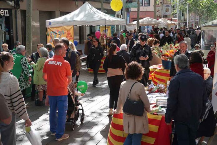 sant-jordi-2-230425 Llibres i roses omplen la Rambla