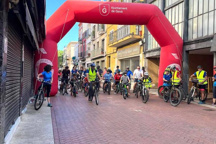BICICLETADA-UME-270525 Prop de 60 persones participen a la bicicletada de la UME
