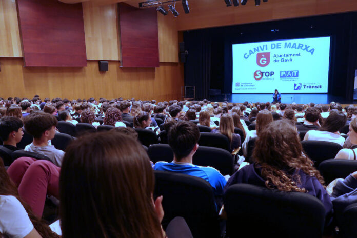 L'Espai Maragall, ple aquest matí de joves escoltant a l'alcaldessa a l'inici del Canvi de marxa 2025 Canvi de marxa