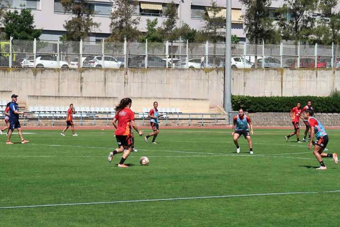 La selecció xilena de futbol femení es prepara a la Bòbila