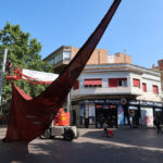Operaris aquest matí pujant el tendal per penjar-lo a la Rambla