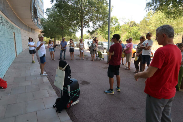 Explicacions al carrer del Vuit de Març, un dels cinc punts que ha explorat avui el III Itinerari històric pels carrers de Gavà itinerari històric