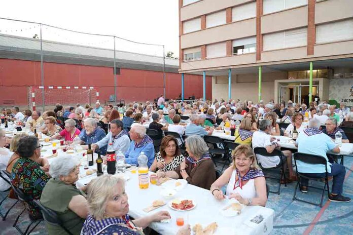 Ball i sopar de la gent gran per celebrar Sant Pere