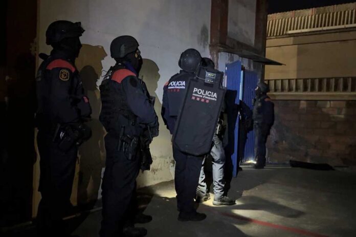 mossos-1-030625 Mossos fa un registre a Gavà en el macro operatiu contra el crim organitzat