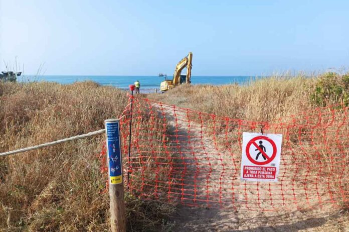 Nova aportació de sorra a la platja de Gavà