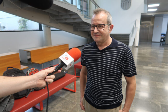 Roselló, ahir a l'Ajuntament de Gavà poc abans de l'inici del Ple Municipal aeroports catalans