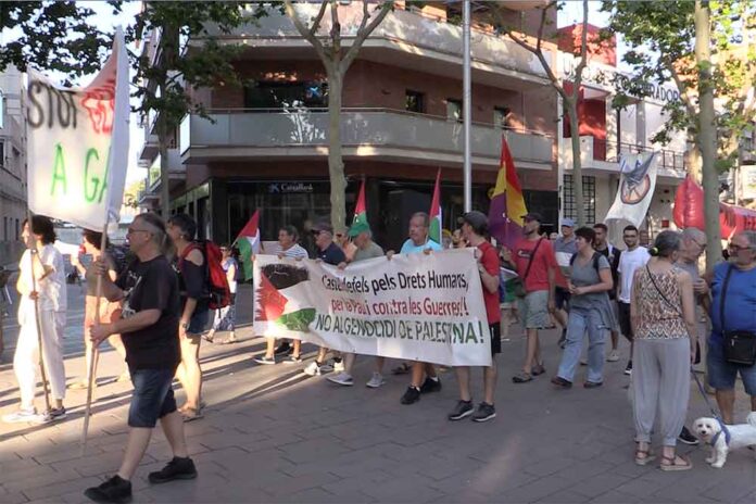 Desenes de persones es mobilitzen per la pau a Gaza
